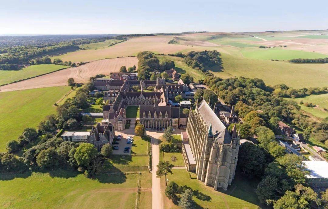 坐拥英国最庄严宏伟教堂的学校:lancing college_舍堂