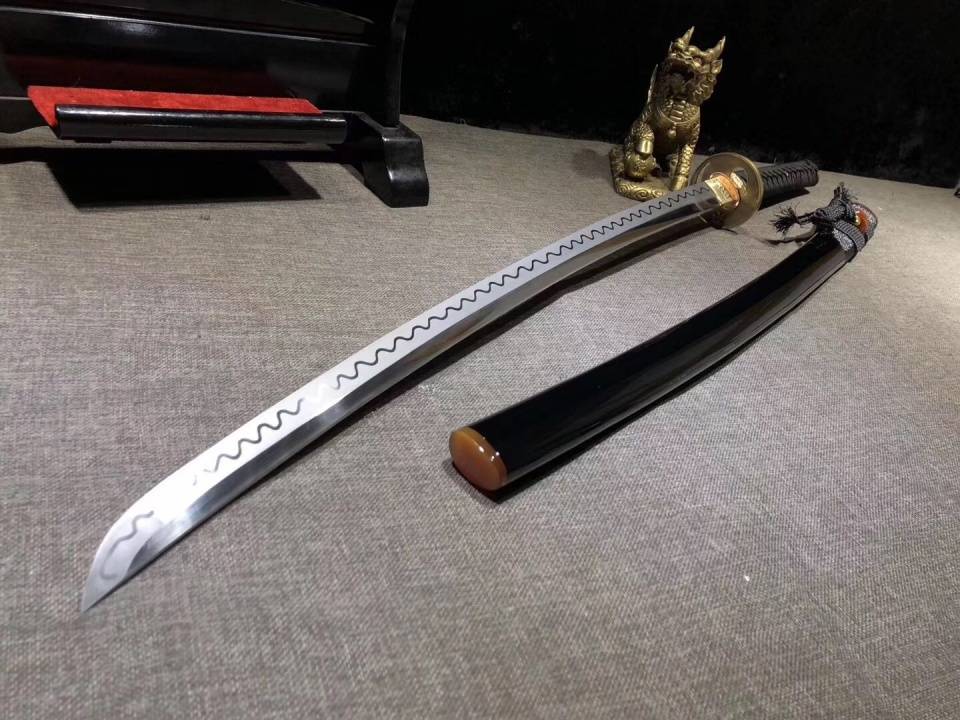 日本刀以锋利闻名于世,其破甲能力如何?肯定不如菜刀吗?