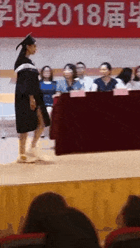 搞笑gif段子:开始以为是牵着宠物,可没想到.