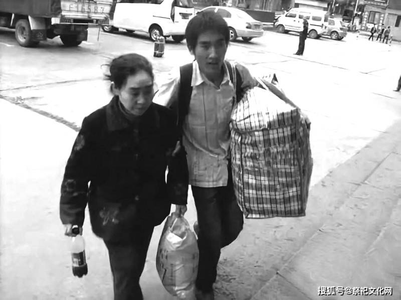 13年前,那个背着疯妈上学的寒门孝子刘秀祥,居然变成了这样