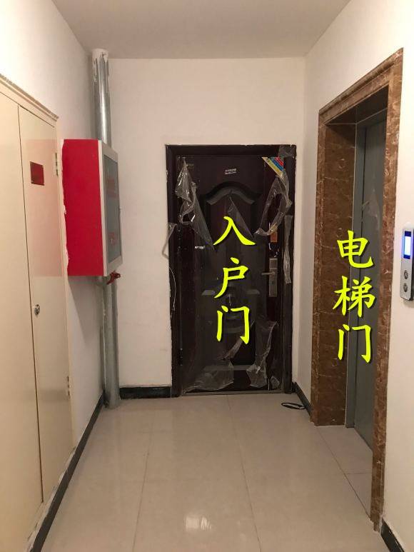 入户门紧挨电梯不是一梯一户建议都避开进出方便但噪音贼大
