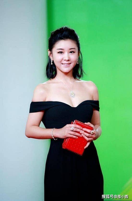 李小萌纤细而又修长的身形,及地长度的连衣裙还是比较考验身材和身高
