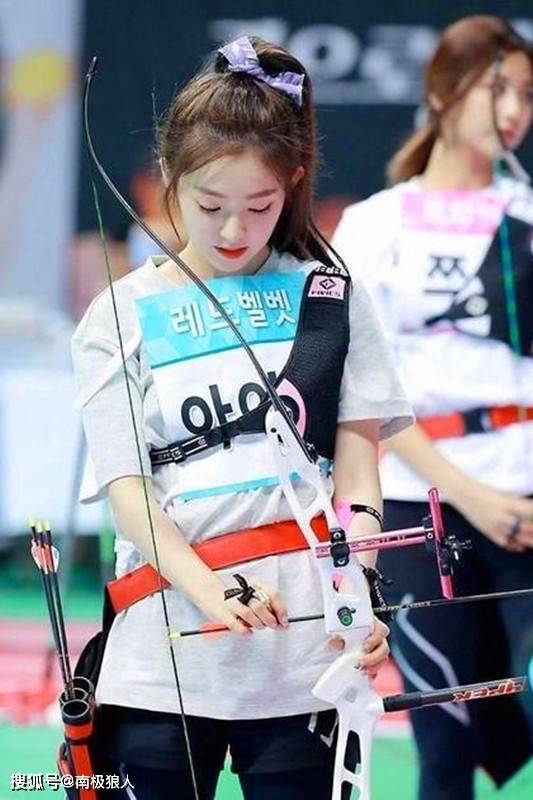 韩国美女裴珠泫参加射箭比赛,矫健的身姿靓丽动人