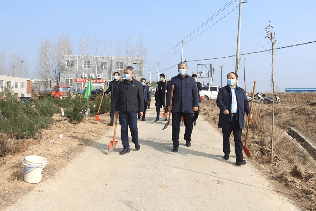 工区广大党员干部们一起参加植树活动,张智广,李笑非,曾庆欣等区领导