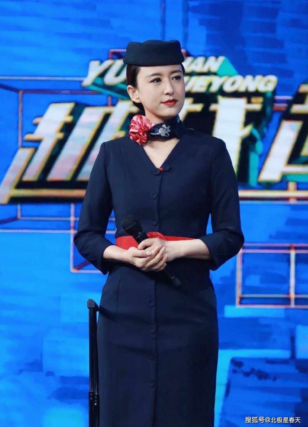 央视女主持张蕾穿空姐服,优雅气质胜过空姐,不修图的腿太真实