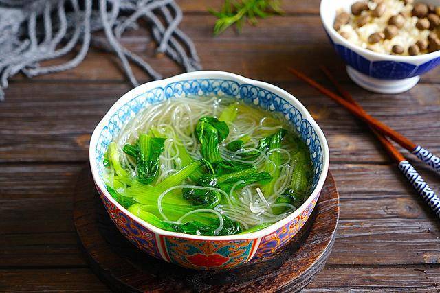 这份青菜粉丝汤,女儿也喝了一小碗,青菜可以补充维生素,粗纤维等营养