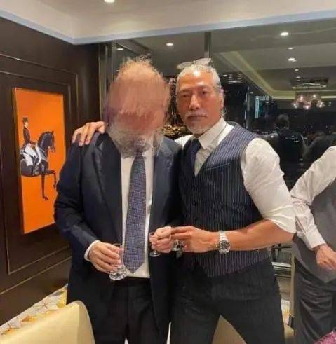 "乌鸦"张耀扬罕露面,满头白发已变得慈眉善目,58岁仍单身