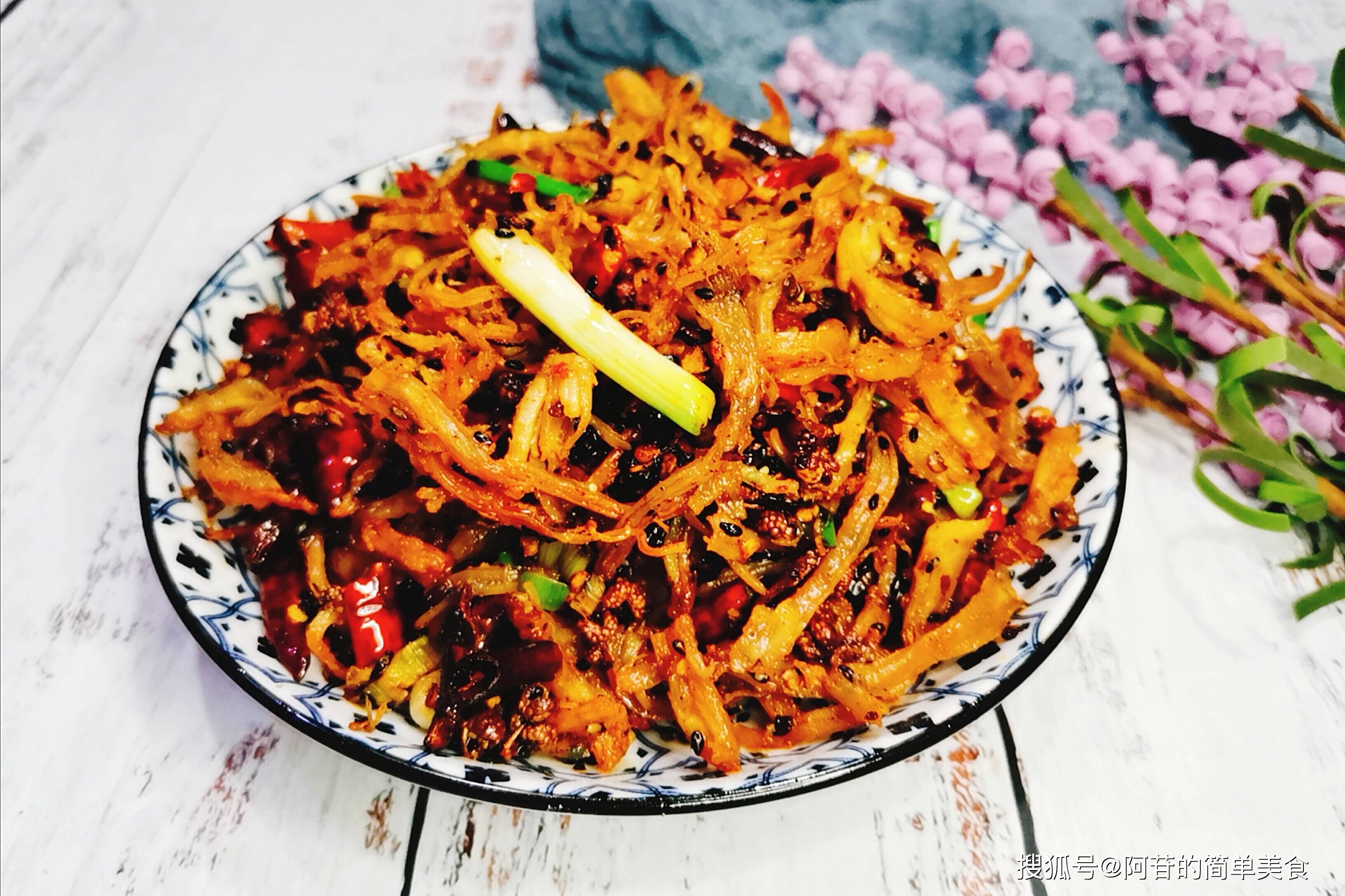 又香又麻又辣,冷吃干煸鸡丝,越嚼越有味道,让人赞不绝口