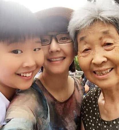 原创46岁方琼近照,隐瞒了15年的恩人老公,原来是我们熟悉的他