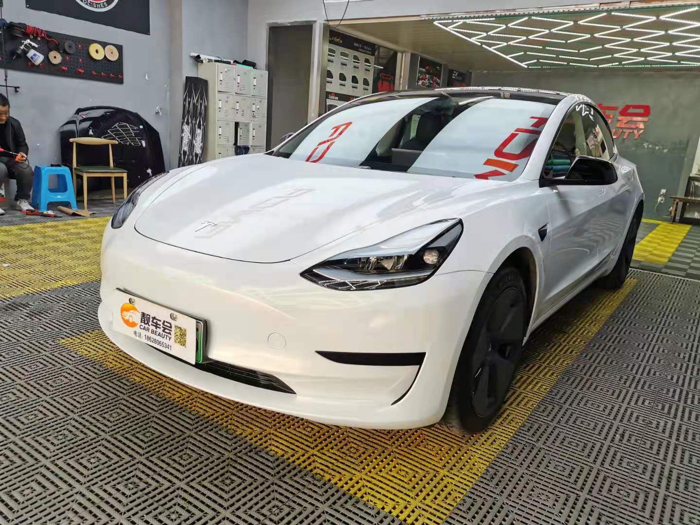 成都靓车会特斯拉毛豆3改色贴膜钻石白变金