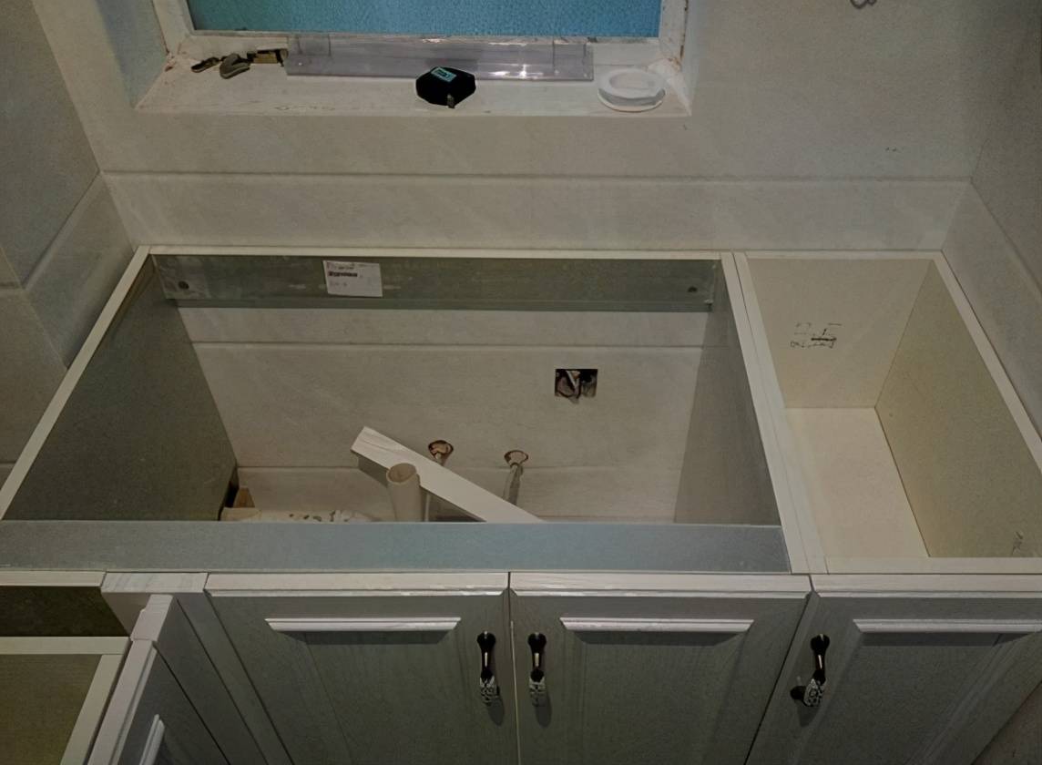 把这部分的费用省下了,在橱柜下方加装一个衬板,橱柜用起来牢固的多