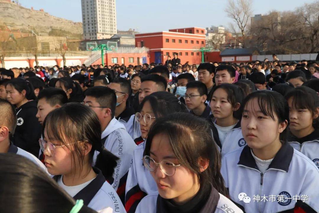 饱满的热情投入到中考备考中去,3月9日,神木一中八,九年级全体师生在