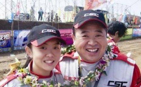 15岁父亲去世, 被赵本山力捧成名, 娶小22岁娇妻, 如今自己做导演
