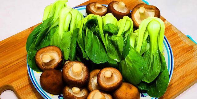 原创香菇炒油菜不入味?香菇是否要焯水?一个小技巧决定成败