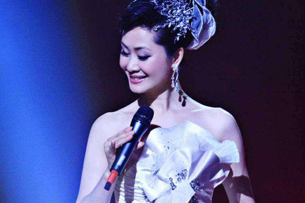 国家一级演员于文华,离婚富豪带3岁娃嫁'丑男,今55岁直播捞金