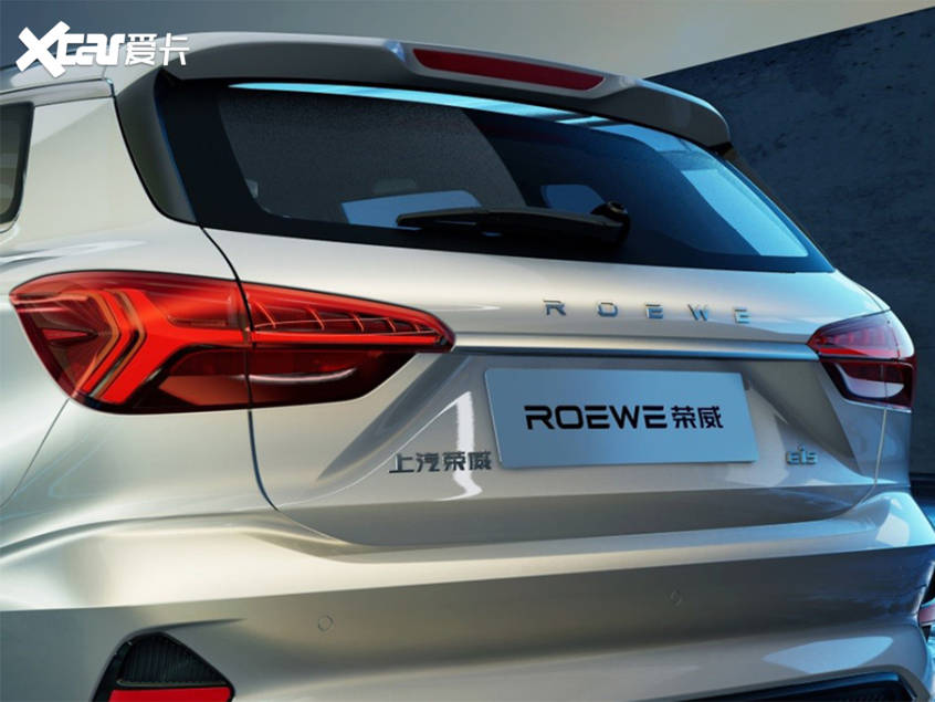 外观方面,新款荣威ei5采用了电动车一贯封闭式进气格栅"roewe"的字母