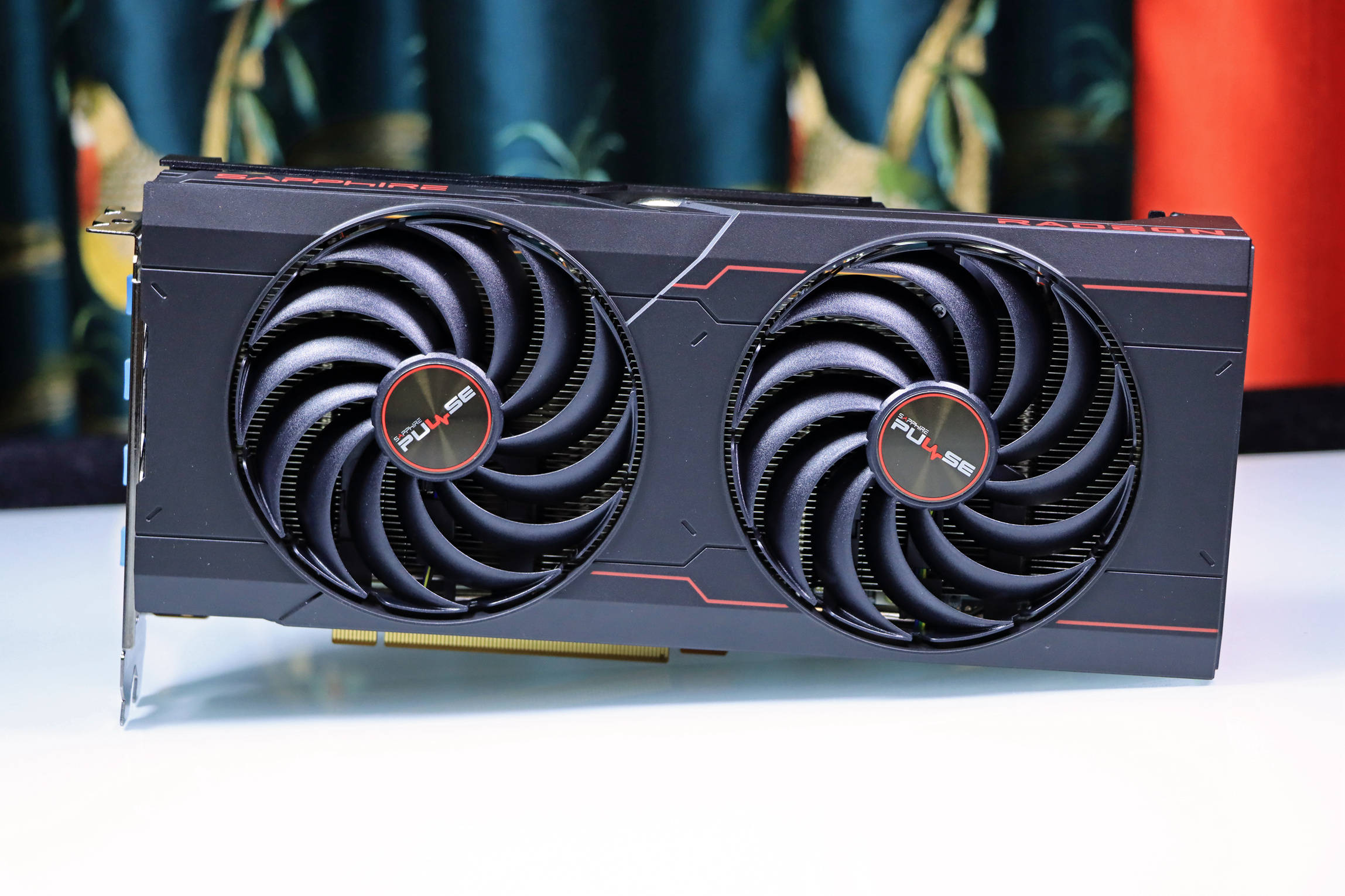 蓝宝rx6700xt 白金版,2k分辨率玩游戏的优秀显卡