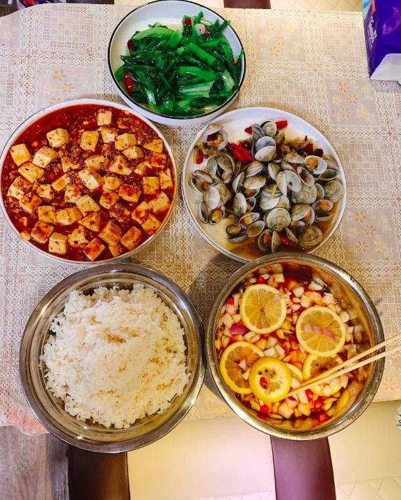 原创张若昀晒美食,配文:人设崩塌,引500多万网友围观,网友:真香
