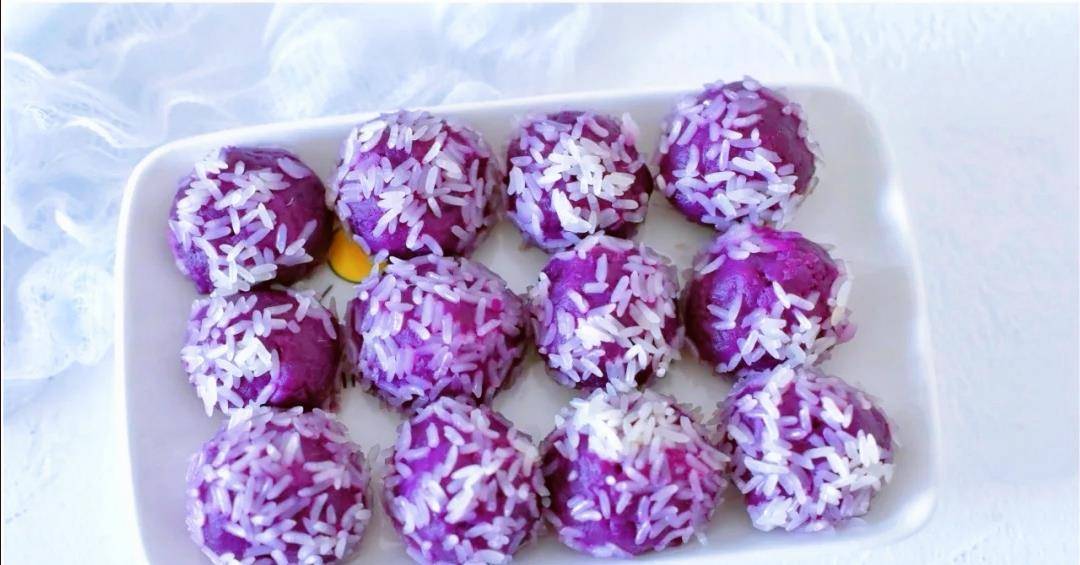 为了美观,紫薯丸子上可以放一个胡萝卜粒