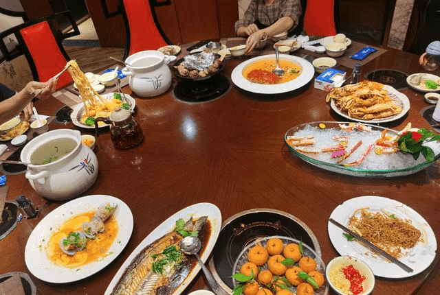 原创闺蜜过生日请吃饭,一餐花掉3000元,真是够豪横了!好想她天天过