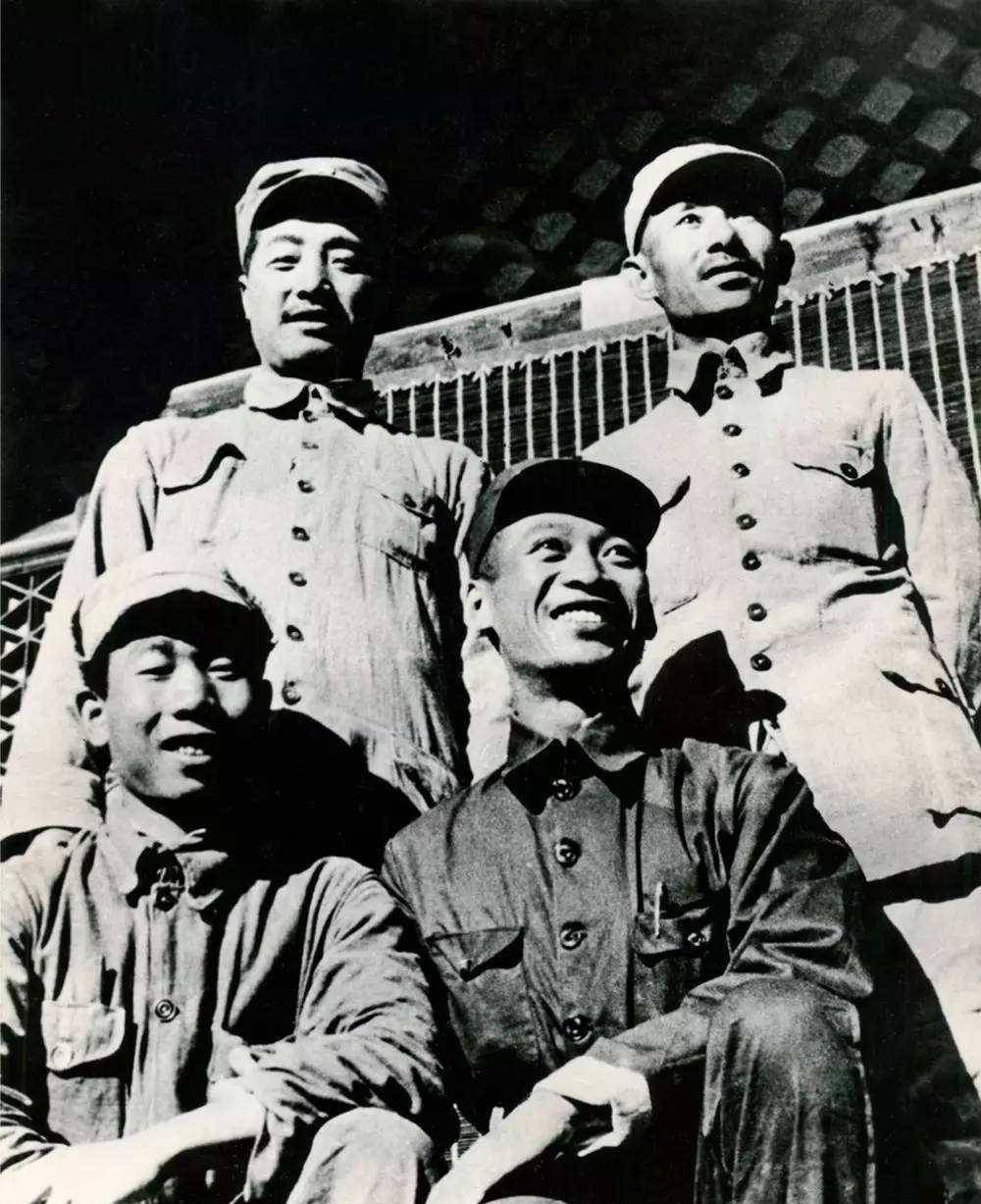 主席去医院看望关向应,小护士拦住他,不让多说话,把他