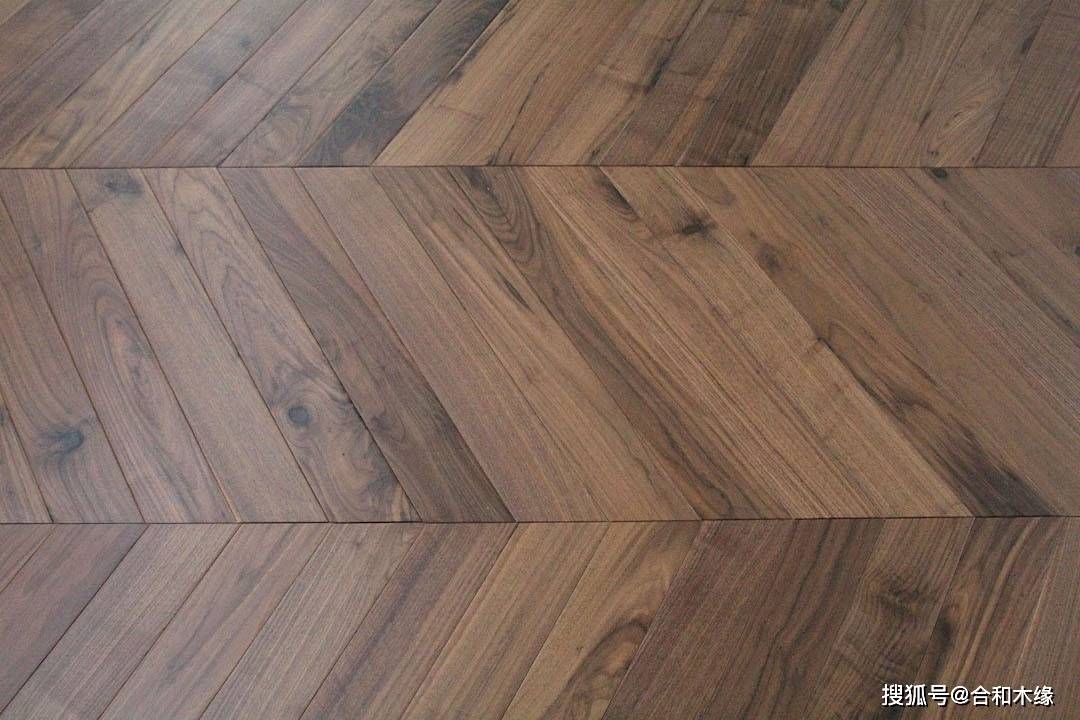 黑胡桃鱼骨拼地板十分具有美感的高颜值效果