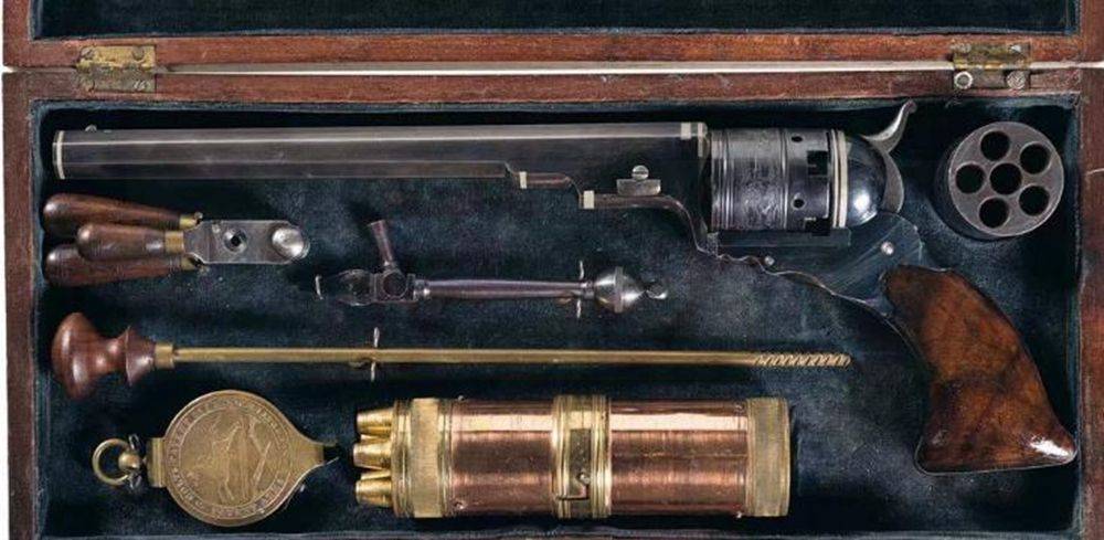 一支手枪抵得上苦苦练武30年1836年3月5日柯尔特发明左轮手枪