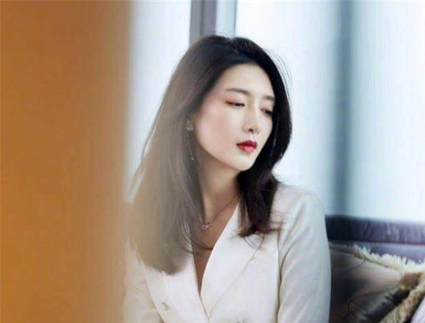 原创40岁女人别总烫卷发!今年流行这"3种"发型,时髦减龄又洋气!