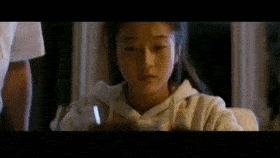 父亲组建了新的家庭,还生了个男孩, 她跟着爷爷奶奶生活,接受着隔代的