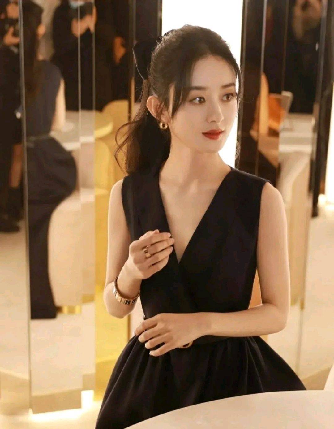 原创赵丽颖穿上v领设计的黑色连衣裙很时髦,不仅显瘦,还很有气质