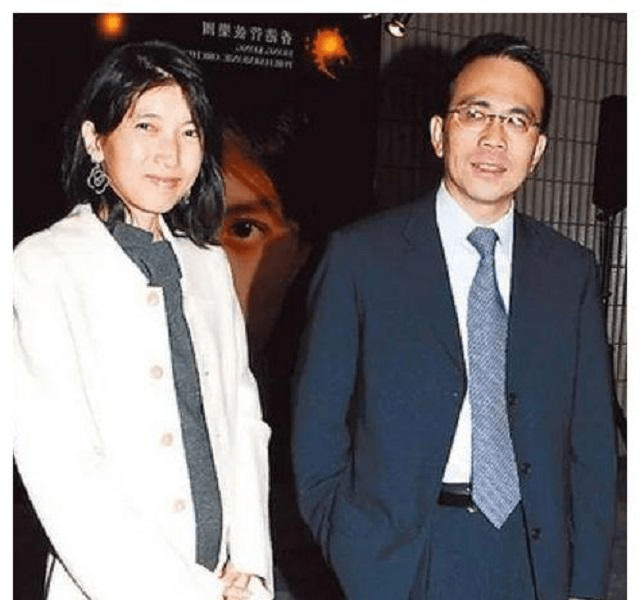 原创李嘉诚低调的大儿媳:与丈夫如胶似漆,为产子改名,如今儿女双全