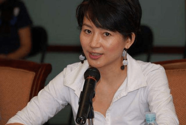 优雅依旧2009年,王小丫再次收获了自己的爱情,携手"素人"老公曹建明