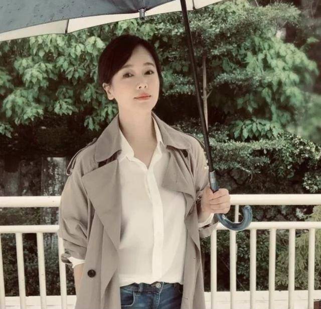 左小青又"火"了!身穿蓝色羽绒服内搭红黑格衬衫,高贵又洋气