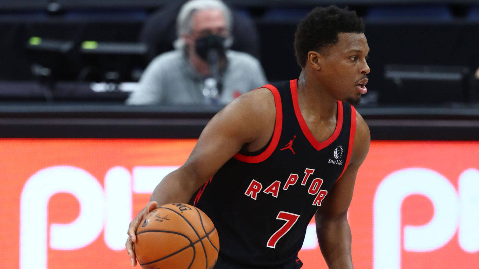 报道:76人队,热队追逐猛龙队的凯尔·洛瑞(kyle lowry