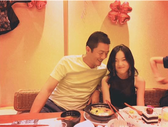 海哈金喜与准婆婆首次同框锁骨发穿衬衫清新可人李亚鹏有眼光