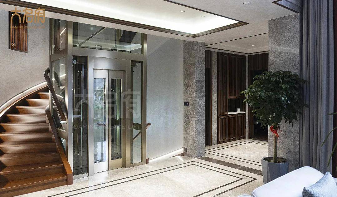 走进一楼,便可以看到电梯采用四周环绕型,深棕色的螺旋楼梯旋转而上
