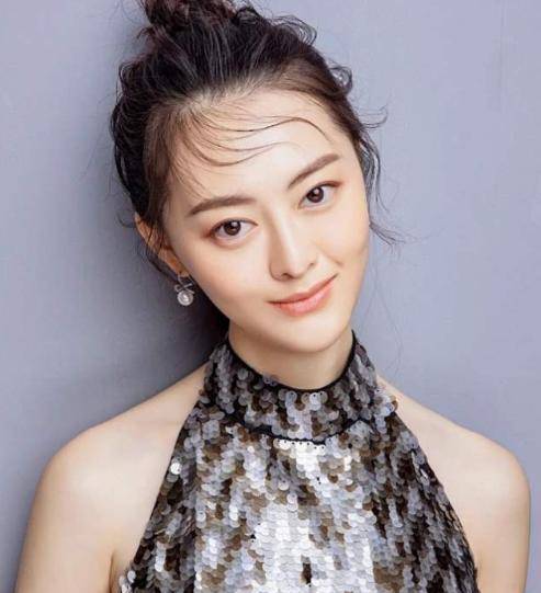 父亲是国家一级演员,母亲是央视主持,她出道多年却始终低调