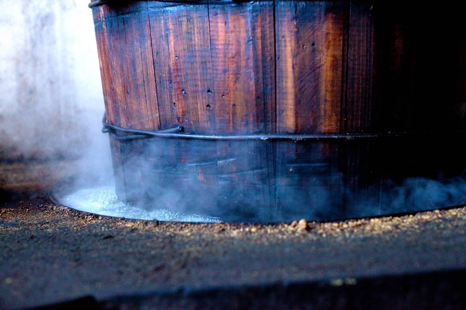 在茶油作坊里,采摘的山茶果通过简陋且高温的仪器压榨成油,制油过程中