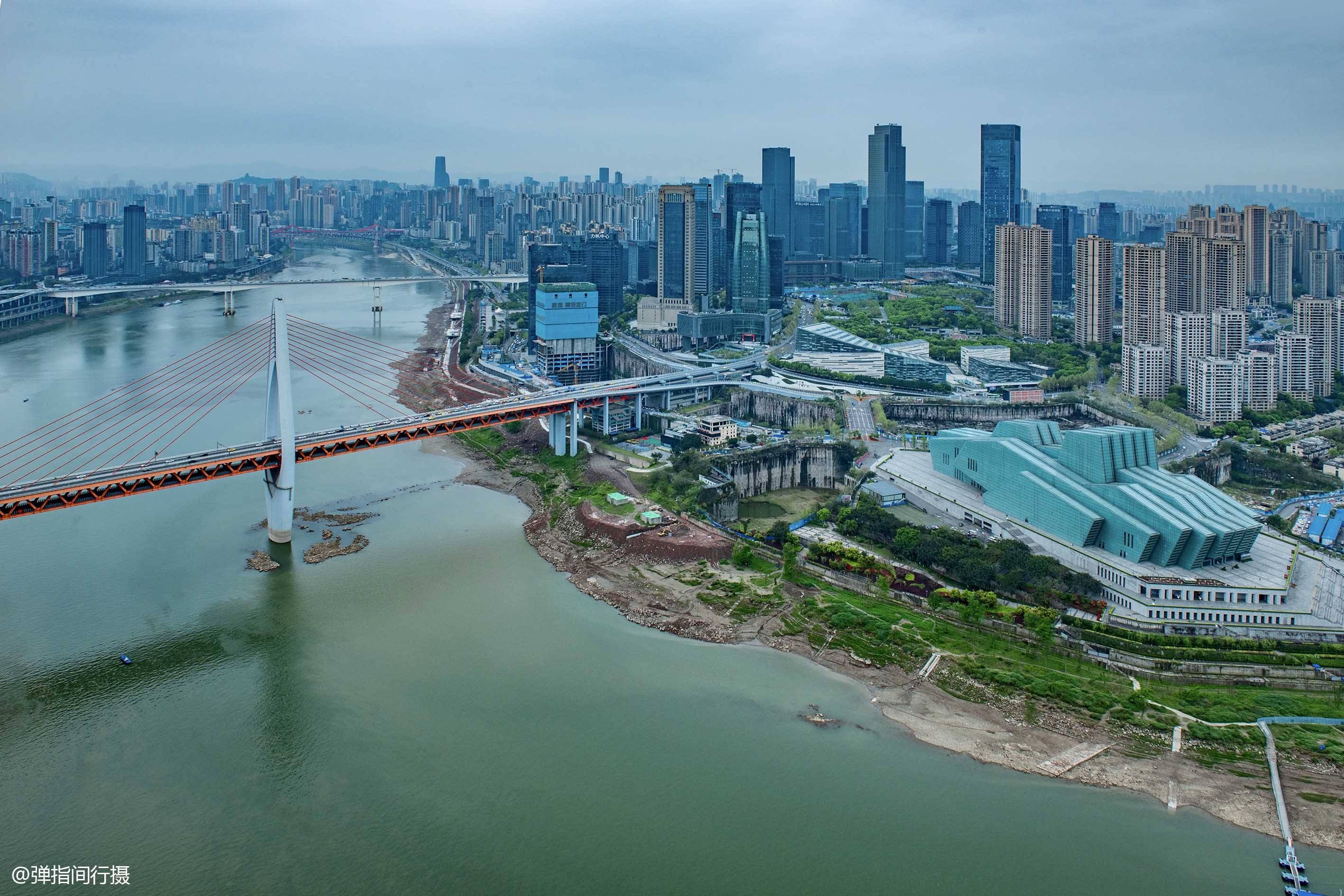 重庆网红新地标雄踞两江交汇处是吃喝玩乐购的度假航母