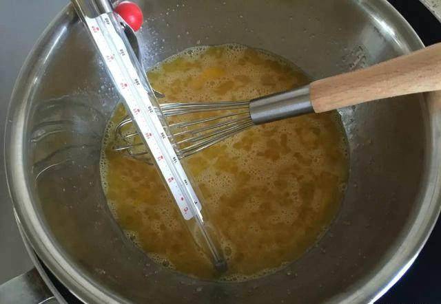 并在10秒钟后才消失,则转低速再搅打1分钟,插入牙签,牙签不倒,打发后