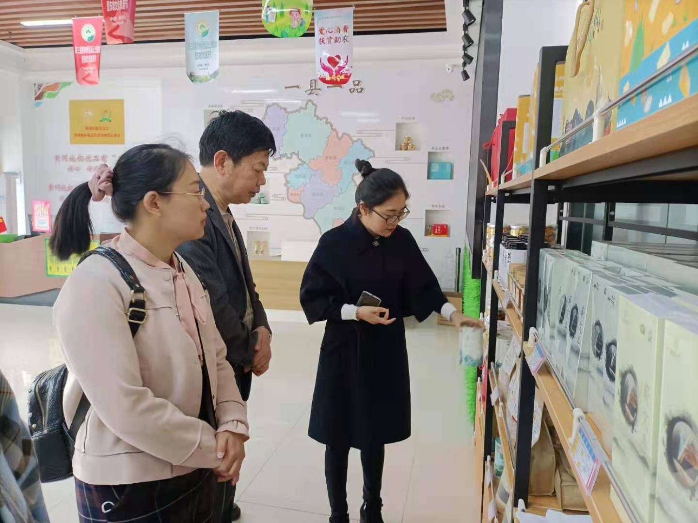 湖北经济学院秦尊文院长带领学生团队参观调研湖北农夫电子商务股份