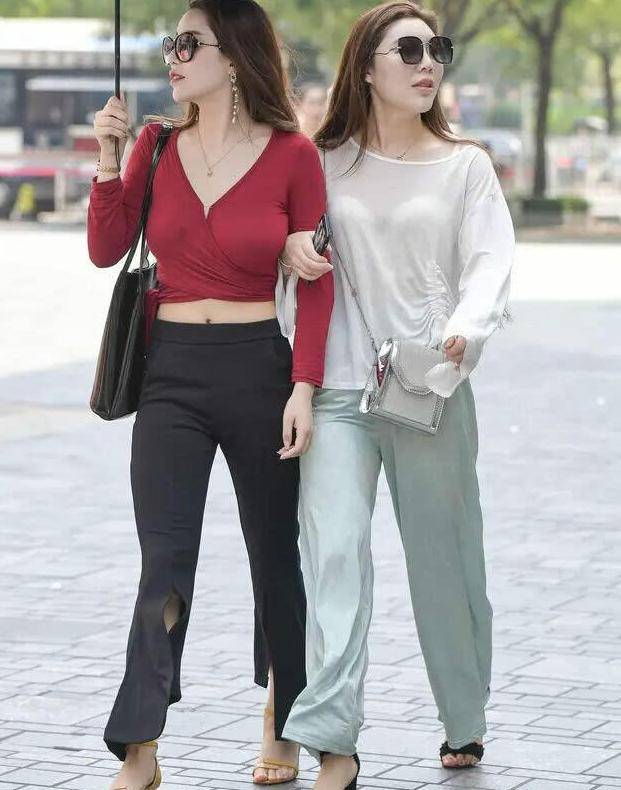 街拍美女宽松舒适的阔腿裤不耽误修身效果衣柜里不可或缺
