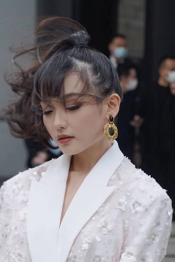 王乃迎亮相ok挚爱大赏,尽显优雅气质_白色