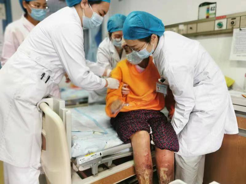 13岁少女双下肢严重溃烂险截肢儿科医护妙手治愈