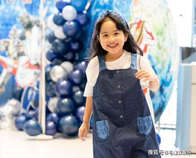 包贝尔6岁女儿饺子生日,身穿上万连衣裙真阔气,母女俩