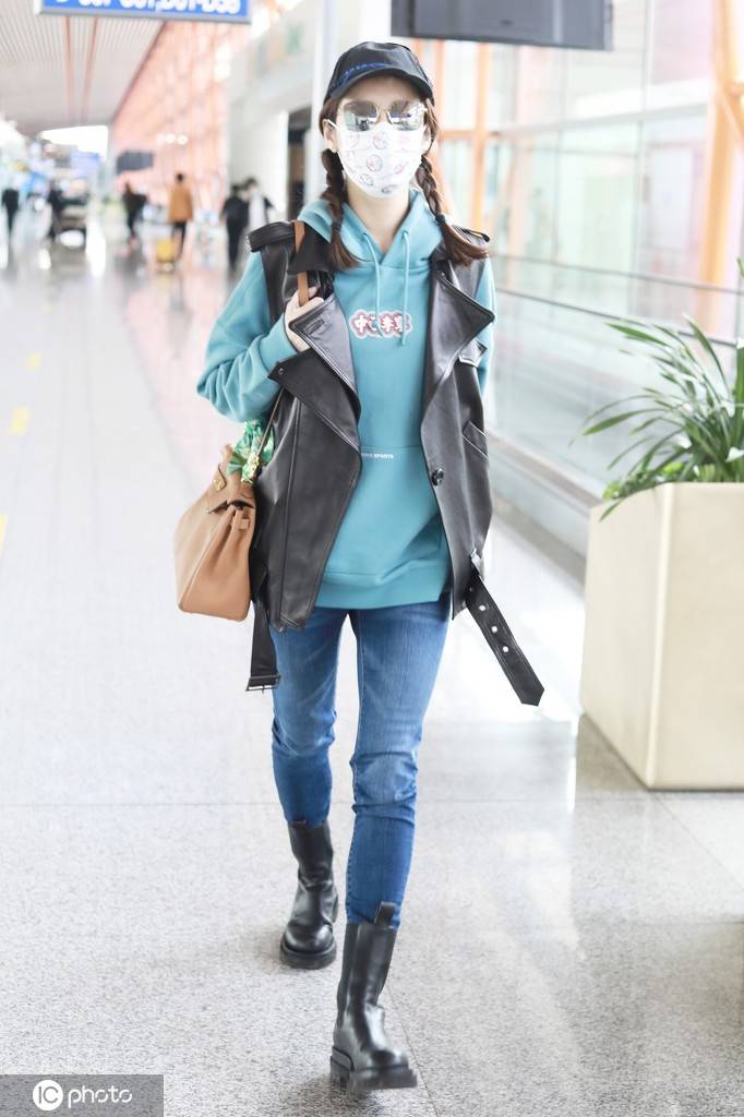 吕一梳着双马尾现身 对镜头比心甜美可人