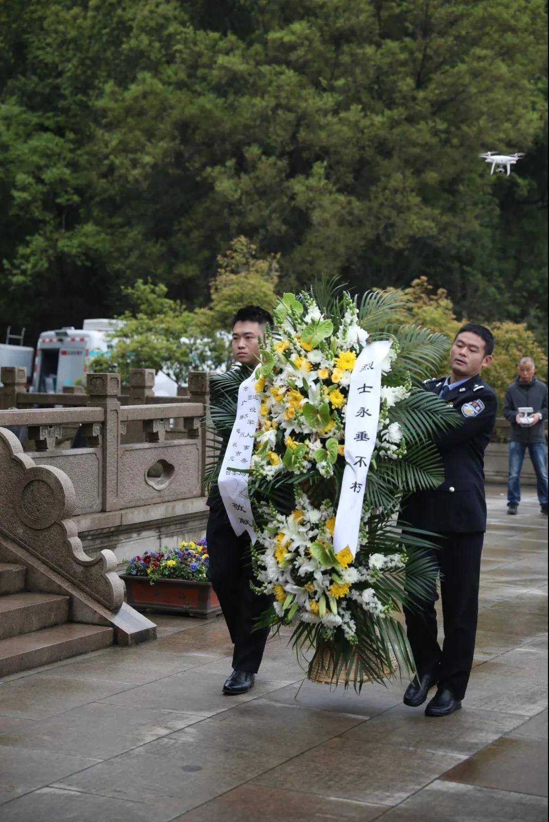 丰碑励前行,苏州市举办清明祭扫英烈活动_烈士纪念碑