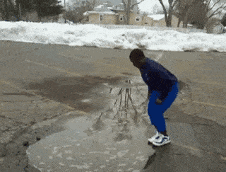 【搞笑gif:】我坐轮椅之前,也经常在地铁上这么玩!