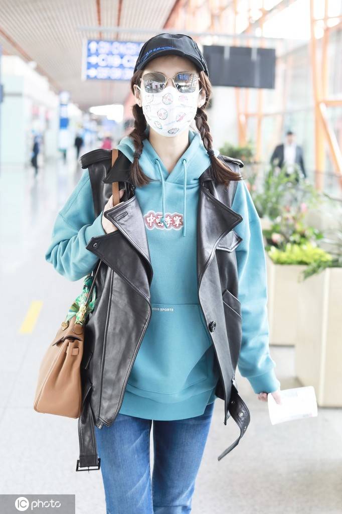 吕一梳着双马尾现身 对镜头比心甜美可人