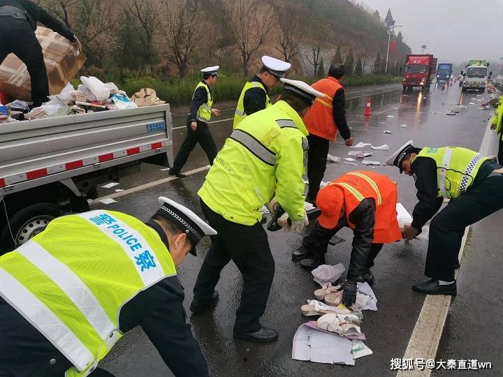 雨天快递货车侧翻澄城交警紧急驰援